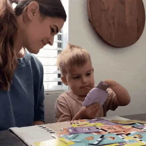 Niño usando el lector de tarjetas